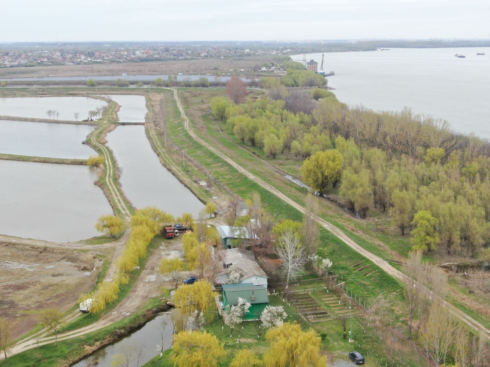 Complex pescuit sportiv — peisaj fluvial Chiscani